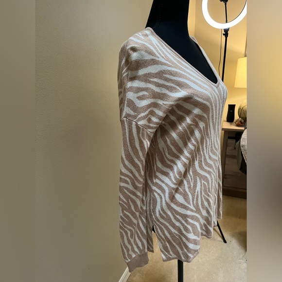 Animal print long sleeve sweater 3/20$ - Picture 2 of 5